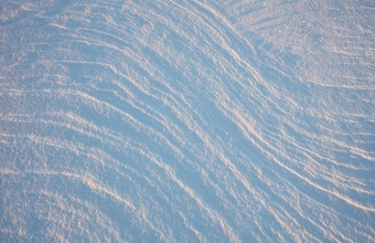 Tuulen-jäljet-lumessa